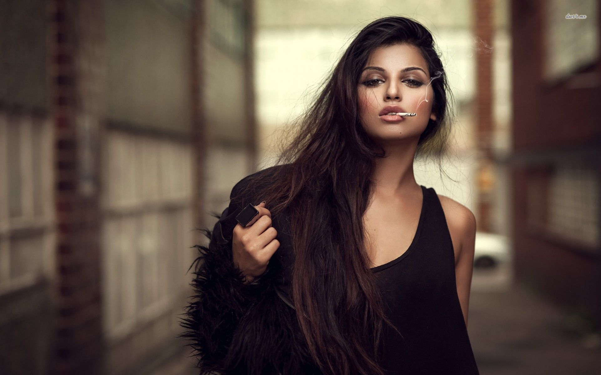 A playful frame from Sassy girls — online in Ankara