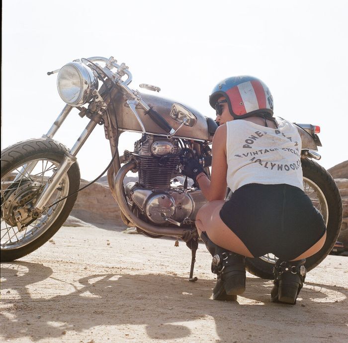 A playful frame from Girls on a motorcycle — online in Ankara