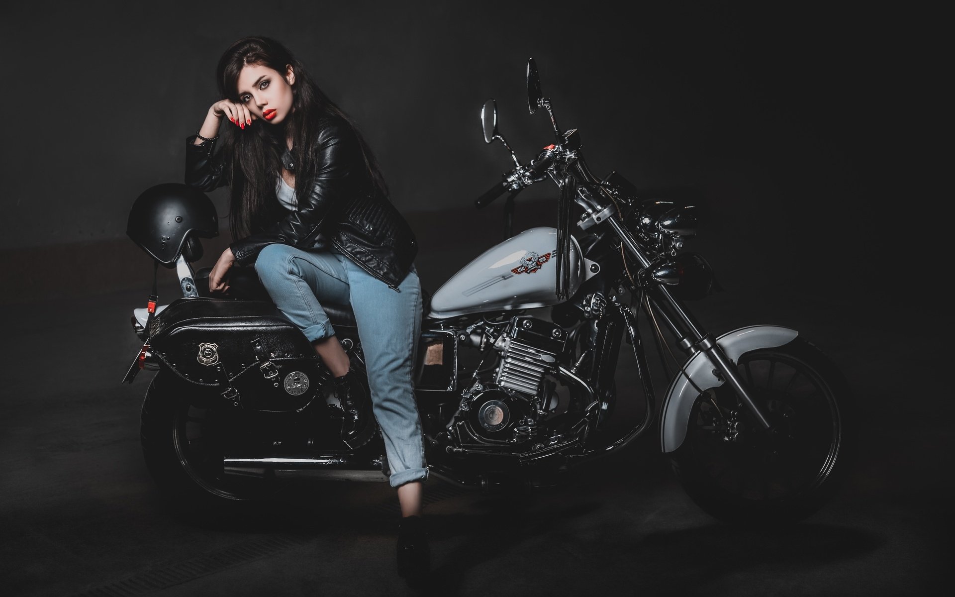 Biker girls: style and drive brings the glow — live moments in Ankara