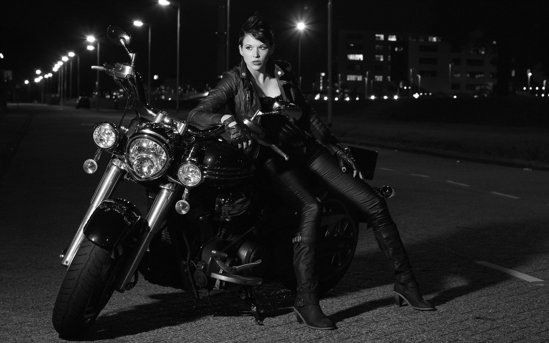 Photo Beautiful girls and motorcycles in Ankara