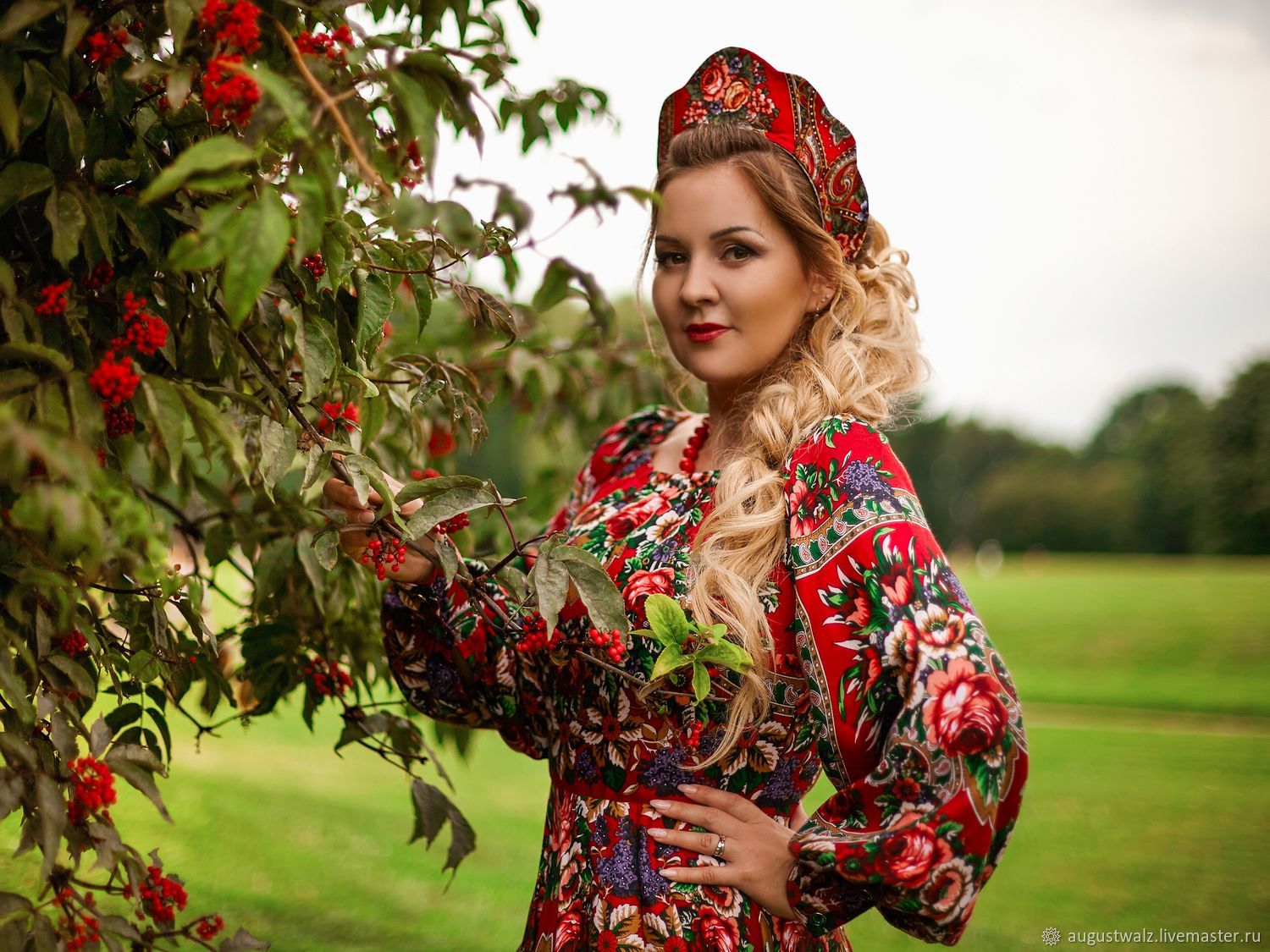 Women in Slavic costumes in Ankara
