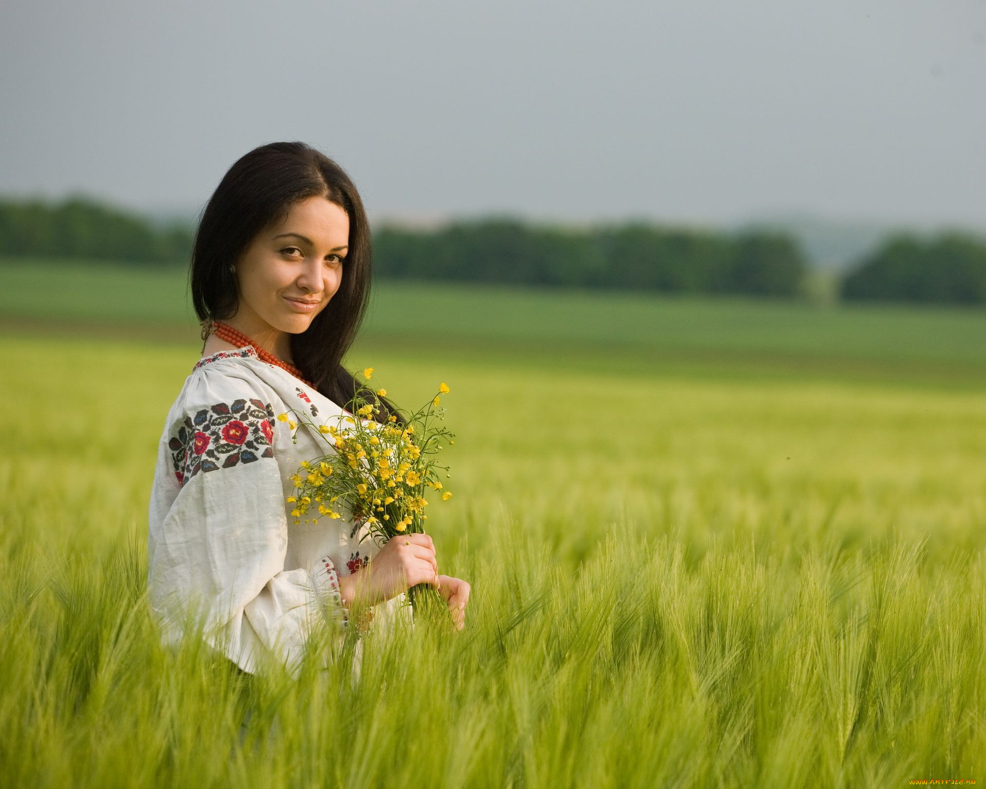 Women in Slavic costumes in Ankara