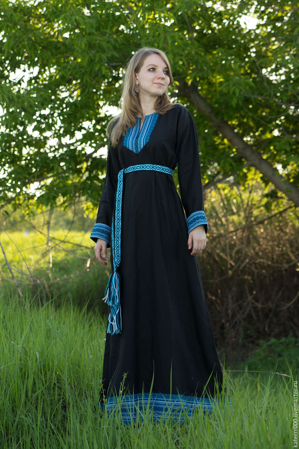 Women in Slavic costumes in Ankara