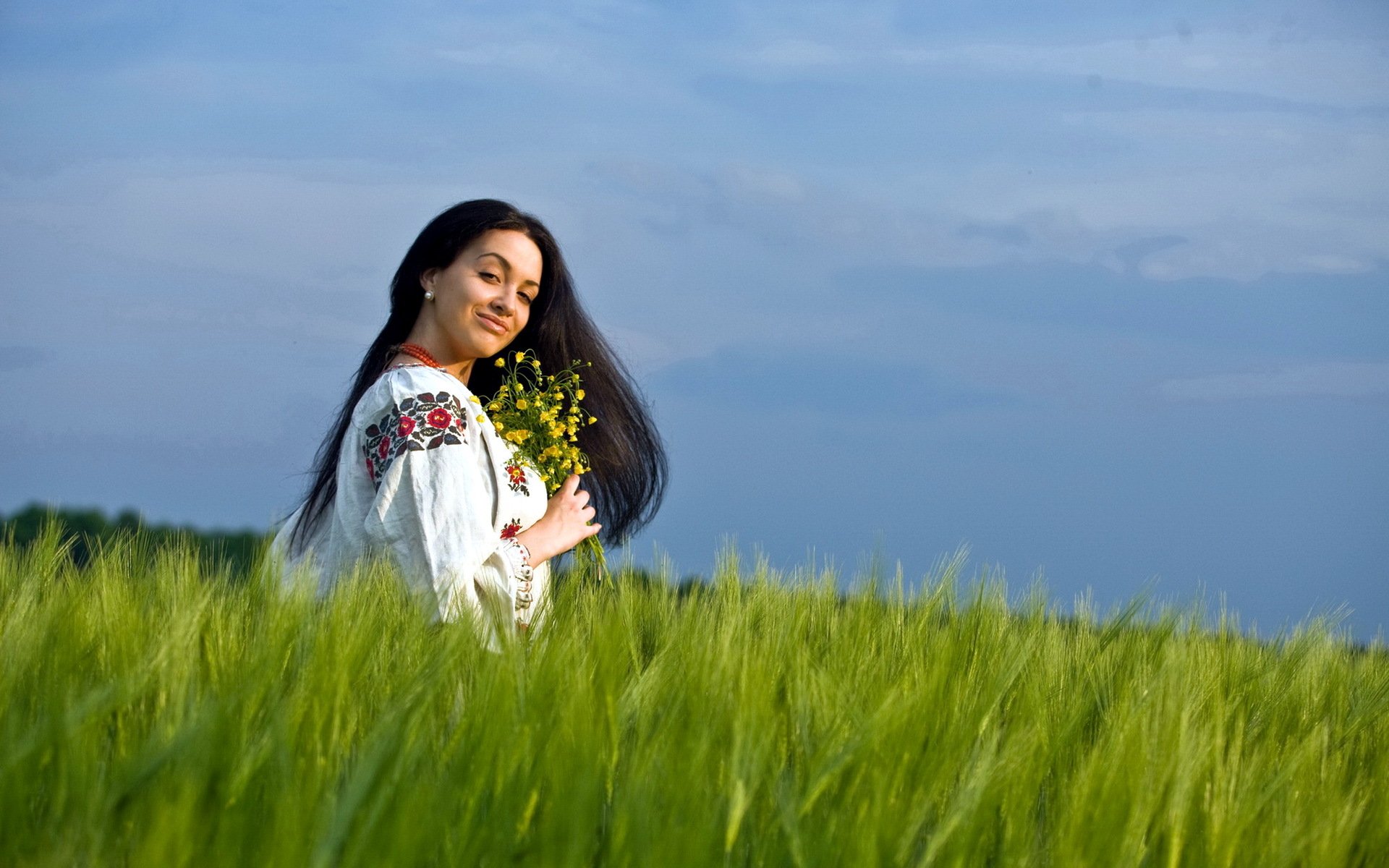 Girls in Slavic costumes in Ankara